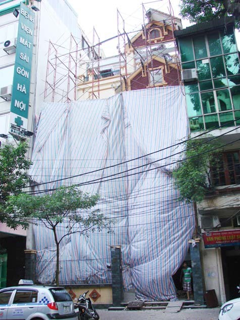 Toàn cảnh ngôi nhà đại gia Nguyễn Thị Liễu được ghi lại trong chiều ngày 16/8 bạt bao phủ kín trước mặt tiền mọi việc thi công được làm kín kẽ trong những tấm bạt